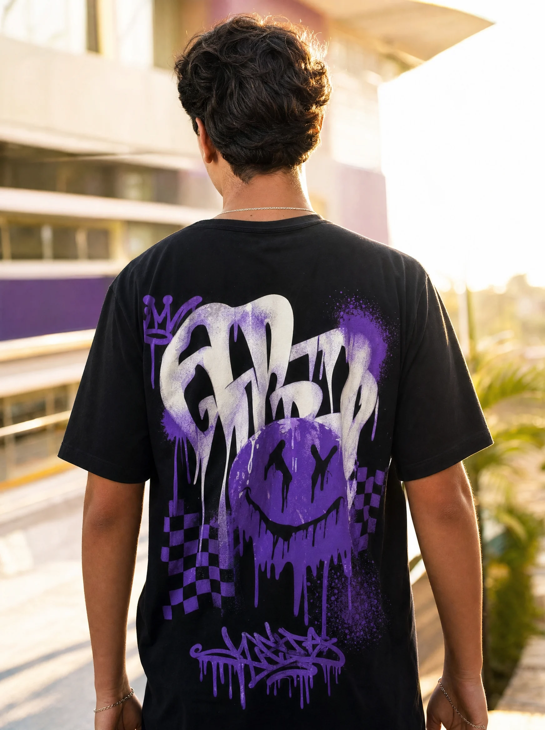 Camiseta de terceirão preta com grafite roxo nas costas e nome do formando em tag