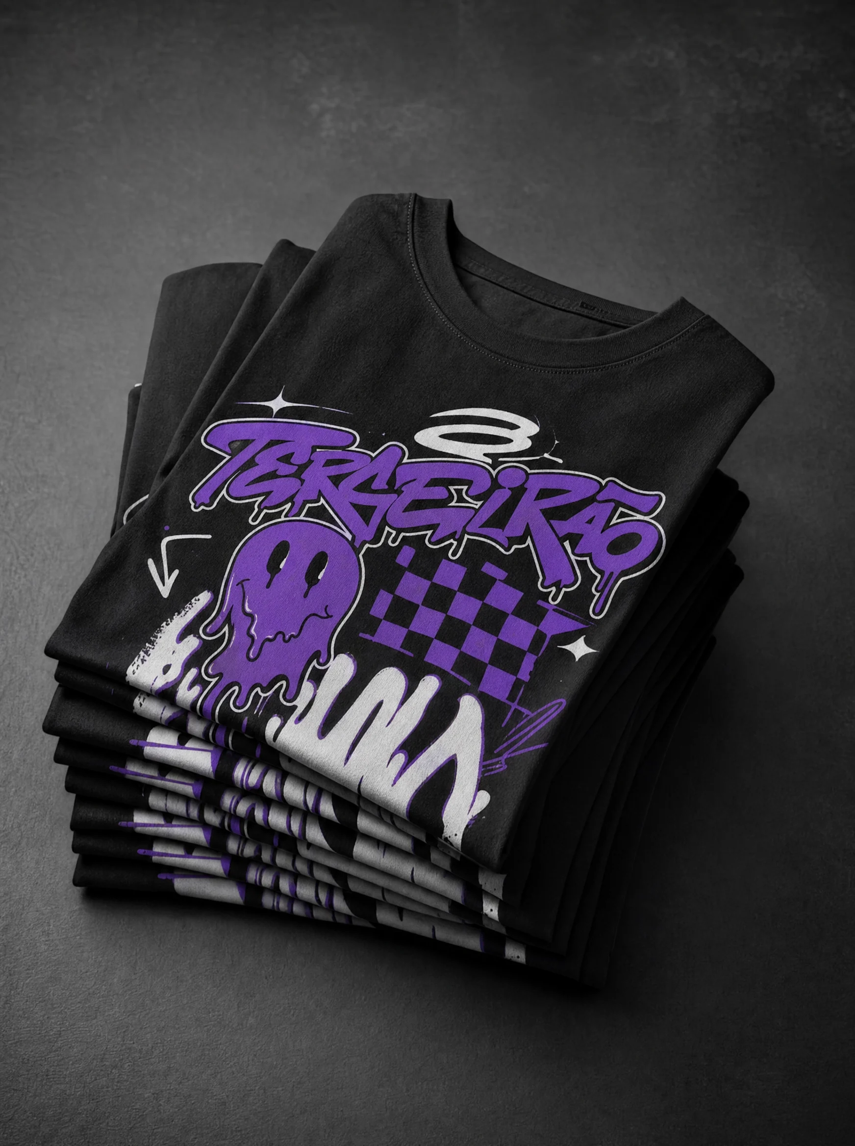 Pilha de camisetas de terceirão pretas dobradas com estampa de grafite roxo