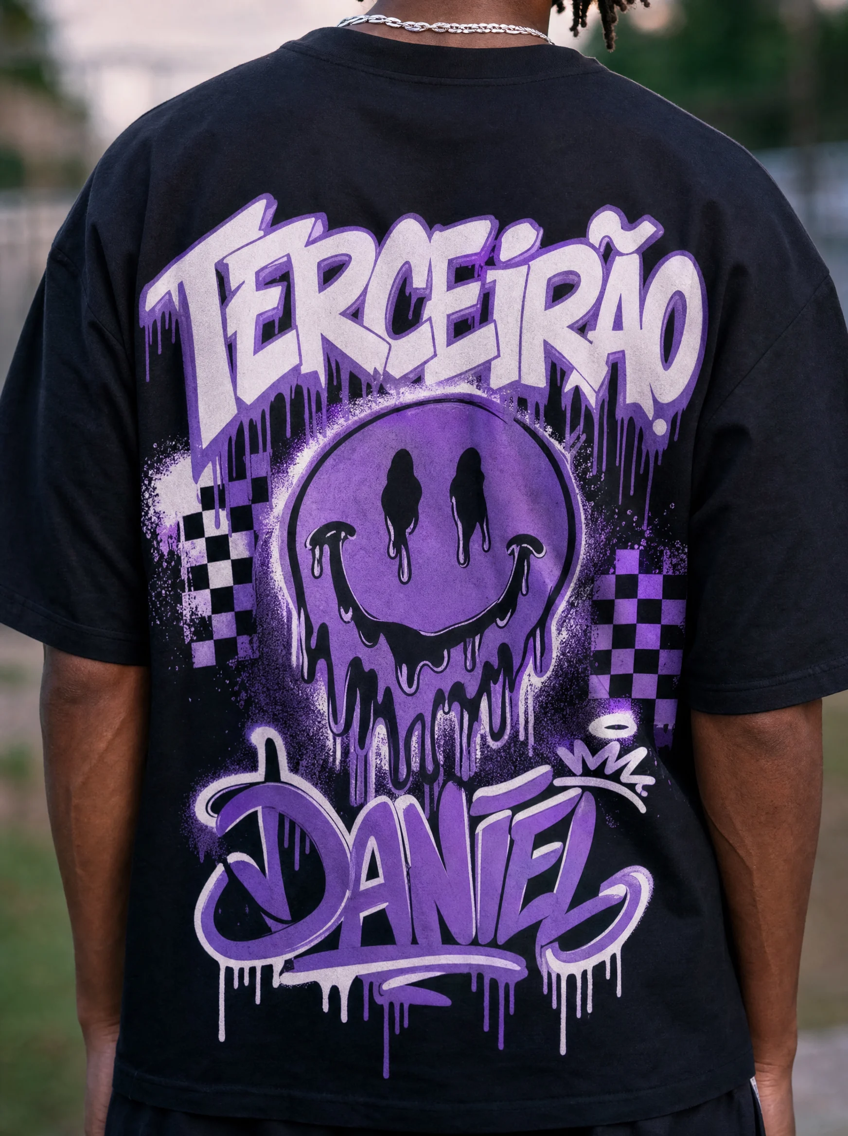 Close das costas da camiseta de terceirão com grafite roxo e nome do formando em tag